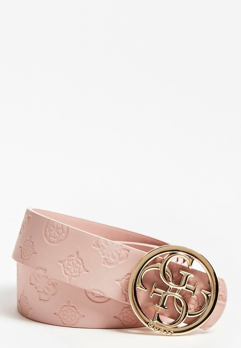Ceinture en cuir rose clair avec des motifs en relief et une boucle ronde en or ornée des lettres entrelacées "G", "C", "H" et "S".