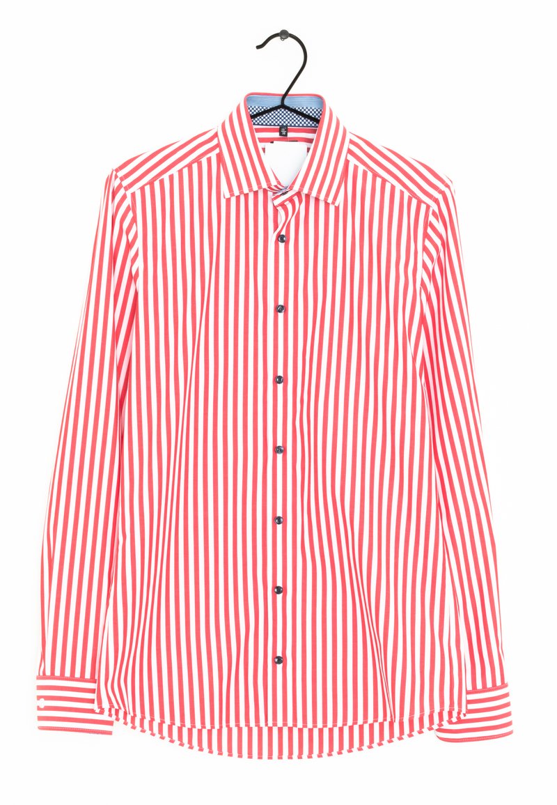 Rood-witte gestreepte overhemd met lange mouwen, een button-down kraag, zwarte knopen en gestreepte manchetten, gemaakt van een gladde stof.