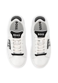 Hvite skinn sneakers med svarte aksenter, med flat såle, rund tå og snøring. "BOSS"-logoen vises tydelig på sidene.