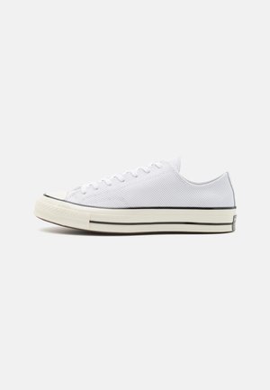 Trainers - white