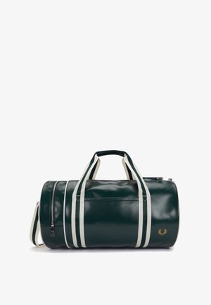 Donkergroene cilindervormige leren duffeltas met witgestreepte handvatten en zijritszak, voorzien van een klein gouden lauwertakkenlogo.
