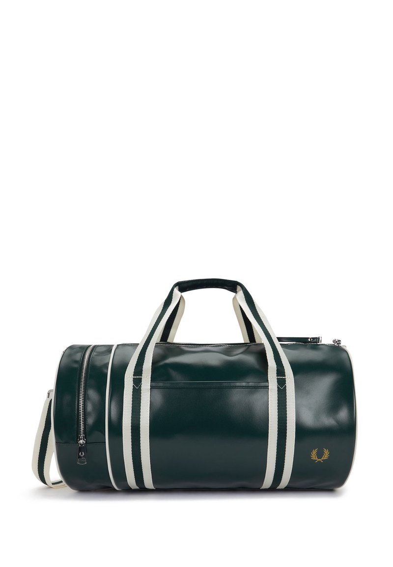 Donkergroene cilindervormige leren duffeltas met witgestreepte handvatten en zijritszak, voorzien van een klein gouden lauwertakkenlogo.