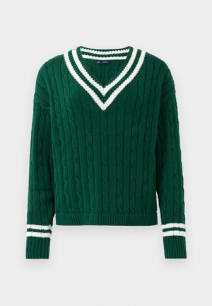 Tumma vihreä kabelikudinneule, jossa on valkoinen V-pääntie ja raidalliset hihansuut. Sisältää pitkät hihat ja ribbauspohjan.