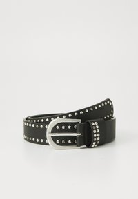 Ceinture en cuir noir ornée de studs en argent sur toute sa longueur et d'une boucle en métal ajustable. La ceinture a une texture lisse et un design large.