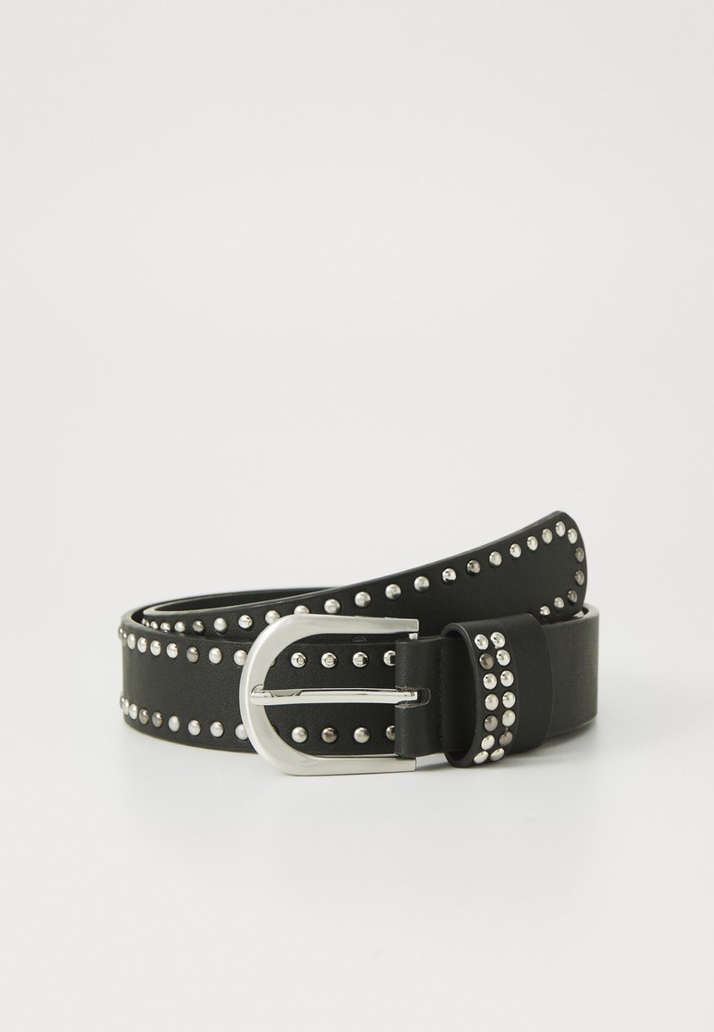 Ceinture en cuir noir ornée de studs en argent sur toute sa longueur et d'une boucle en métal ajustable. La ceinture a une texture lisse et un design large.