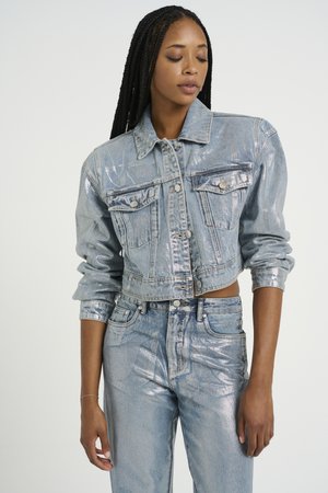 Sölj metallisk denimjacka med kort design, knappstängning framtill, två bröstfickor och matchande högmidjade jeans. Slät, glänsande yta.