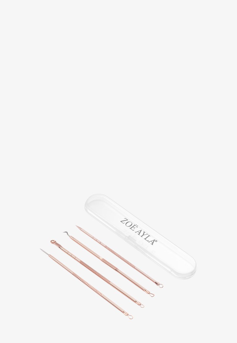Ensemble de quatre outils de nettoyage des points noirs et des pores de couleur or rose avec poignées texturées à côté d'un étui de rangement en plastique transparent étiqueté "ZOË AYLA".