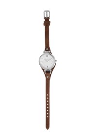 Montre avec bracelet en cuir brun, cadran blanc, boîtier argenté et chiffres aux positions 12 et 6. Présente une boucle traditionnelle et un cadran texturé.