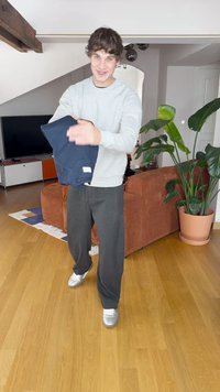 Σκούρο μπλε φούτερ που κρατιέται στα χέρια, με στρογγυλή λαιμόκοψη και ριμπ πανάκια, συνδυασμένο με μαύρο αέρινο παντελόνι και ασημί αθλητικά παπούτσια.