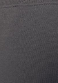 Kohlegrauer Stoff mit einer glatten, gestrickten Textur, feinen Nähten und einem gleichmäßigen Muster. Eignet sich für Bekleidungsanwendungen.