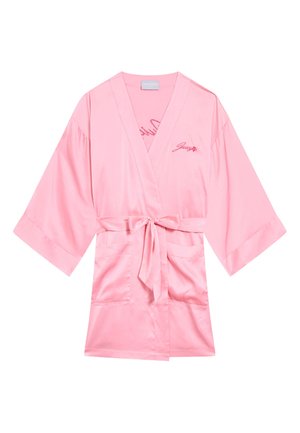 Rosa Satinrobe mit kurzen, weiten Ärmeln, einem gebundenen Taillengürtel und zwei vorderen Taschen. Verfügt über gestickten Text auf der Brust. Glatte Textur.