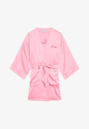 Rosa Satinrobe mit kurzen, weiten Ärmeln, einem gebundenen Taillengürtel und zwei vorderen Taschen. Verfügt über gestickten Text auf der Brust. Glatte Textur.