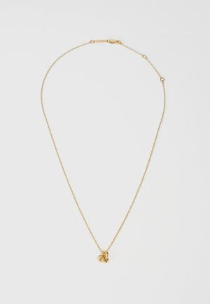 Collar de oro con una cadena delicada y un colgante en forma de corazón. La superficie es lisa con un acabado pulido, creando un brillo sutil.