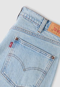 Τζιν παντελόνια ανοιχτού μπλε τζιν με κλασικό σχέδιο πίσω τσέπης, ραφές σε αντίθετο χρώμα και δερμάτινη ετικέτα μάρκας στη μέση.