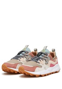 Bunt gemusterte Sneakers bestehen aus einer Mischung aus Materialien, darunter Wildleder und Mesh, mit einer klobigen weißen Sohle und Gummiprofilstollen.