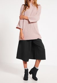 Nümph Sweter