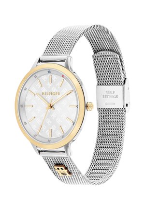 Orologio con cinturino in maglia argentata, lunetta dorata, indici delle ore dorati e lancette dorate su quadrante bianco decorato, contrassegnato "HILFIGER."