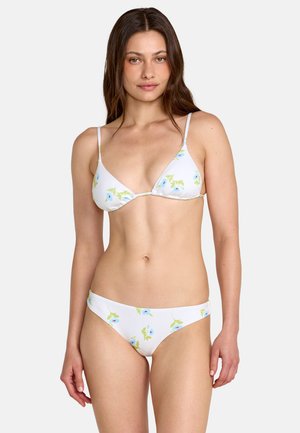 Biały bikini z wzorem kwiatowym przedstawiającym niebieskie kwiaty i zielone liście. Trójkątny top z cienkimi ramiączkami i dopasowane majtki. Gładka faktura.
