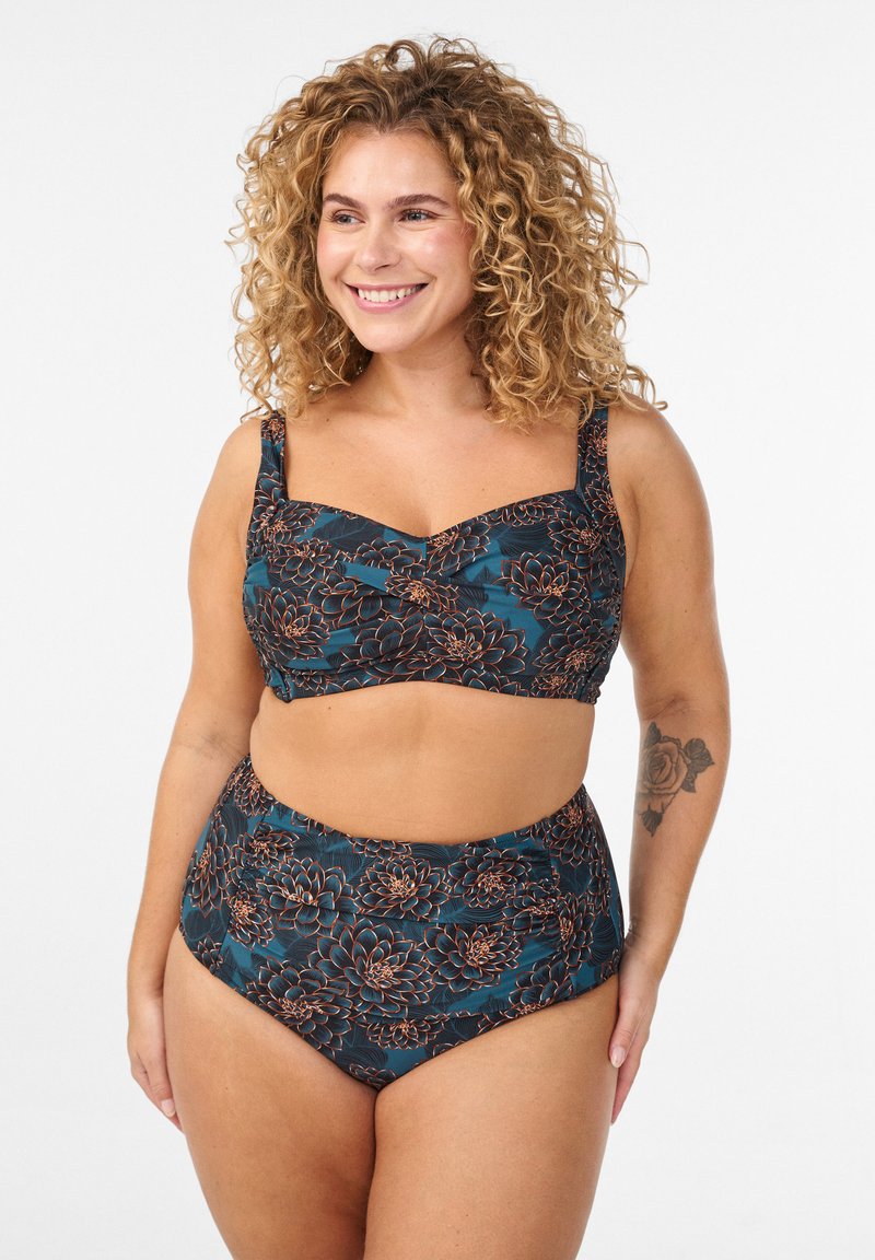 Augsta vidukļa bikini komplekts zilgani zaļā krāsā ar ziedu rakstu, ar strukturētu augšdaļu ar platām lencēm un atbilstošām augsta vidukļa apakšdaļām.