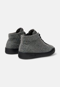Wysokie buty w szarym tekście z teksturowanym wykończeniem, okrągłym czubkiem, czarną gumową podeszwą i kontrastującymi czarnymi sznurowadłami. Subtelne logo z boku.