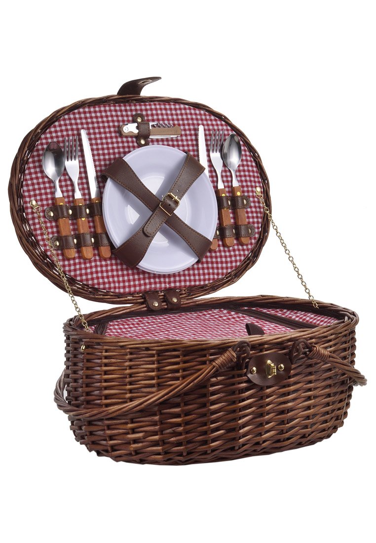 Panier de pique-nique en osier tressé marron avec un intérieur en tissu à carreaux rouges et blancs, comprenant une assiette, des couverts et des sangles en cuir pour les fixer.