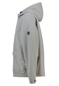 Veste imperméable gris clair avec capuche, poche latérale et poignets réglables. Texture lisse, design minimaliste et détail logo subtil.