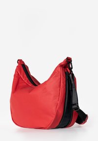 Rote Nylon-Schultertasche mit einem stromlinienförmigen Design, ausgestattet mit einem schwarzen Reißverschluss und einem Trageriemen. Die Oberfläche hat eine glatte Textur und dezente Markenkennzeichnung.