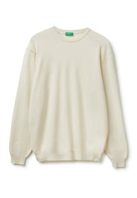 Cremfarbener Langarm-Crewneck-Pullover mit gerippten Bündchen und Saum, flach ausgelegt mit einem grünen Markenetikett im Kragen.
