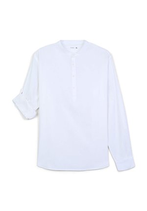 Camicia bianca a maniche lunghe con colletto tondo, chiusura a quattro bottoni al collo, polsini ripiegati e una texture di tessuto liscia. Design semplice e pulito.