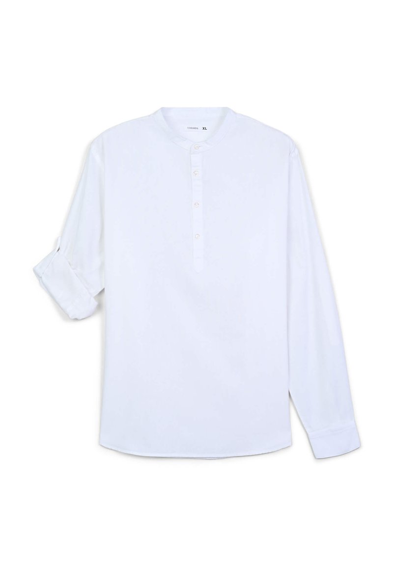 Camicia bianca a maniche lunghe con colletto tondo, chiusura a quattro bottoni al collo, polsini ripiegati e una texture di tessuto liscia. Design semplice e pulito.