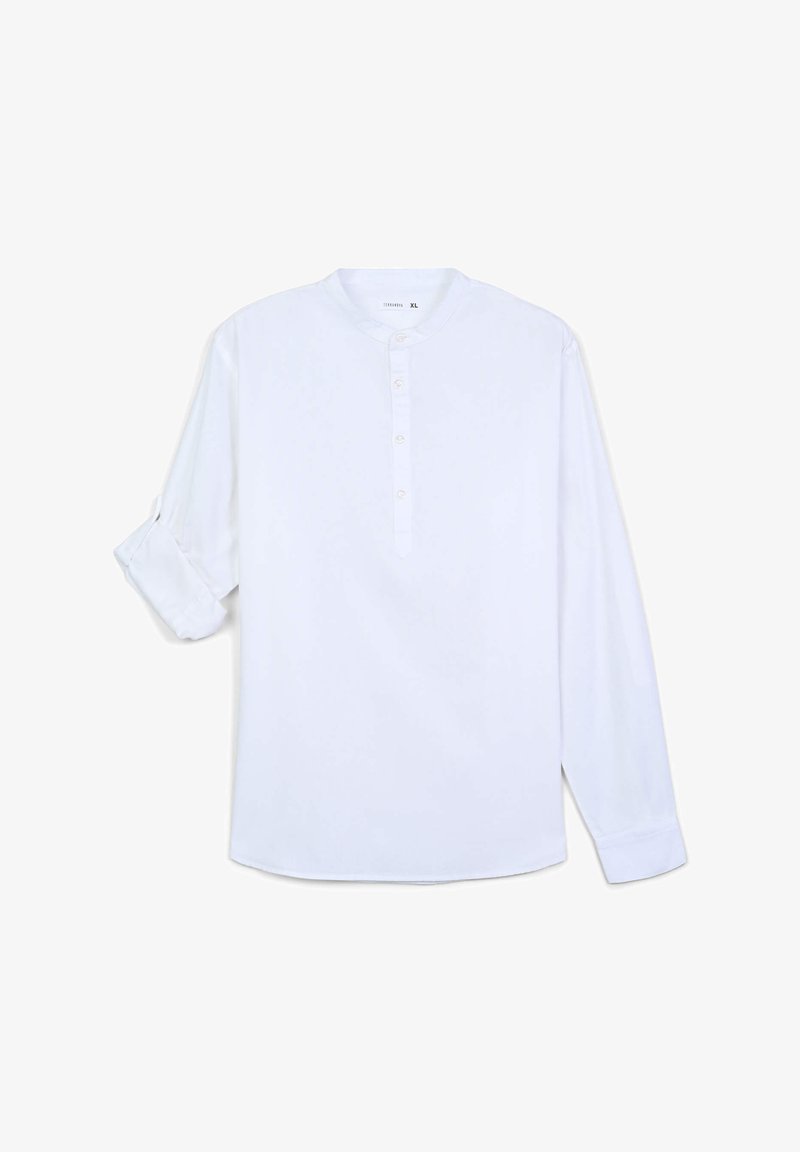 Camicia bianca a maniche lunghe con colletto tondo, chiusura a quattro bottoni al collo, polsini ripiegati e una texture di tessuto liscia. Design semplice e pulito.