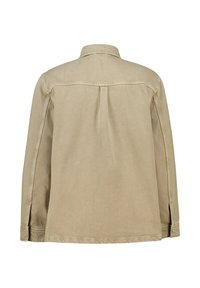 Camicia beige a maniche lunghe con taglio dritto, colletto classico e dettaglio a piega sul retro, realizzata in un tessuto morbido con una leggera texture.