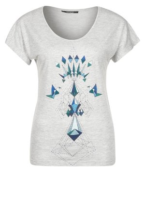 Lysegrå T-shirt med korte ærmer med blå og grøn geometrisk krystallignende mønster foran.