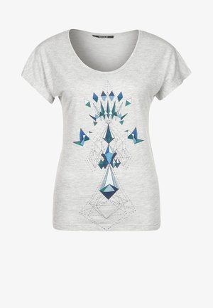 Lysegrå T-shirt med korte ærmer med blå og grøn geometrisk krystallignende mønster foran.
