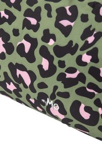 Borsa verde camouflage con stampe leopardate rosa e nere, caratterizzata da una texture morbida e un piccolo dettaglio del logo bianco su un lato.