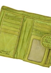 Groene leren portemonnee met meerdere kaartsleuven, een doorzichtige ID-pocket en een geweven accent op de drukknoopsluiting. Glad oppervlak en compact ontwerp.
