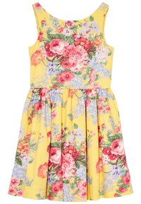 Květinové šaty s žlutým pozadím, bez rukávů, s nařasenou sukní a kontrastními květinovými vzory v růžové, červené a modré barvě.