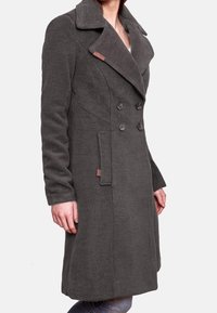 Szary płaszcz dwurzędowy z mieszanki wełny, z dużymi klapami, kieszeniami z patkami i fakturowaną tkaniną. Posiada sześć czarnych guzików i akcent z logo.