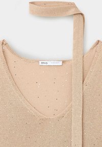 Top beige en tricot avec un décolleté en V profond et des sequins subtils éparpillés, avec une sangle tricotée assortie et une étiquette de vêtement MNG.