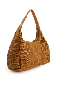 Karamelkleurige perforated leren handtas met een slouchy ontwerp, enkele schouderband en ritssluiting. Het uitgesneden patroon voegt textuur en design toe.