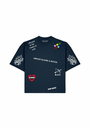Marineblaues Hemd mit weißem Text und Grafiken, darunter Würfelflammen, Herz mit "Karma," Smileys und Phrasen wie "Amour Gloire & Botox" und "I believe in the power of love."