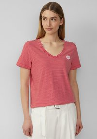 Rot-weiß gestreiftes kurzärmliges V-Ausschnitt-T-Shirt mit kleinem Grafiklogo auf der Brust. Weicher Stoff mit entspannter Passform.