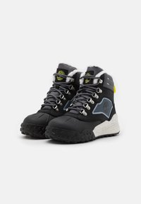 Bottes de randonnée hautes noires avec des accents gris, dotées d'une semelle en caoutchouc texturé, de œillets en métal et d'une doublure en fausse fourrure.