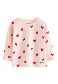 T-shirt à manches longues rose clair pour tout-petit avec des cœurs rouges dessinés à la main éparpillés et une petite étiquette « Rainbow » près de l’ourlet.