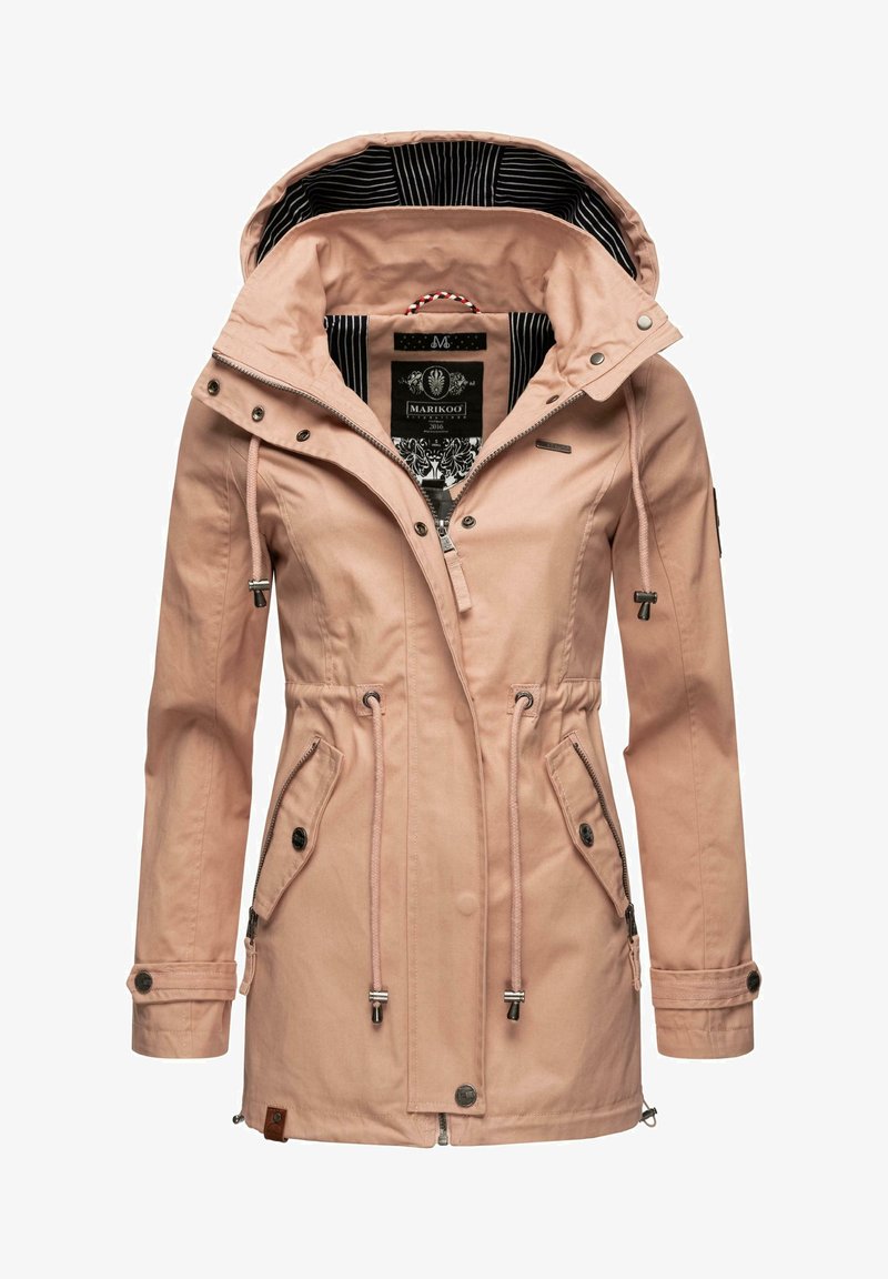 Šviesiai rožinė striukė, pagaminta iš medžiagos, su raišteliu liemeniui, dviem šoninėm kišenių ir dryžuota vidine pamušalu. Yra nuimamas kapšas.