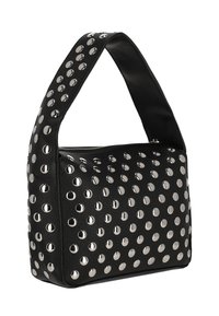 Schwarze Ledertasche mit silbernen, runden Nieten, einem geschwungenen Schulterriemen und Reißverschluss oben. Glatte Textur mit strukturierter Form.