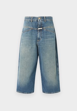 Culottes en denim bleu clair à coupe décontractée, avec cinq poches et une fermeture à bouton. Des détails usés près des coutures ajoutent de la texture.