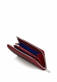 Portafoglio in pelle rossa con esterno testurizzato, zip argentata e scomparti interni blu per carte e monete.
