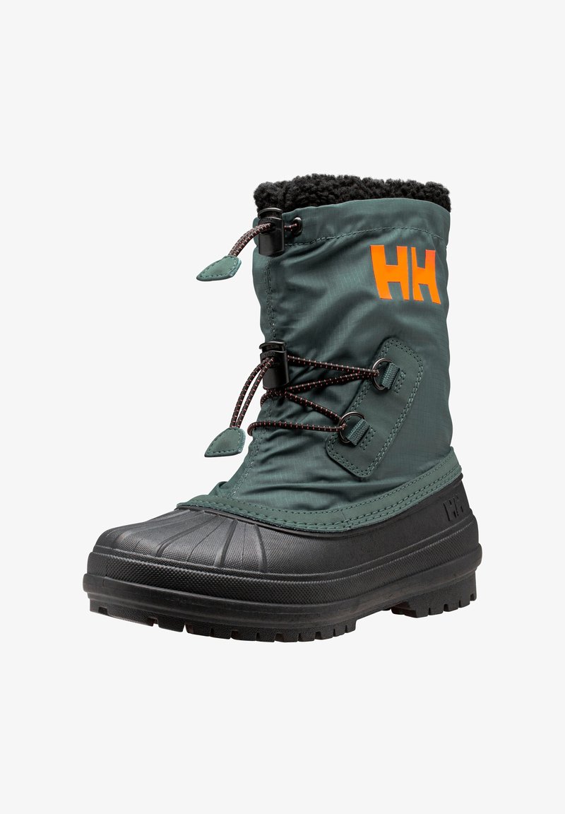 Scarponcino verde isolato con suola in gomma nera. Presenta una tomaia in tessuto testurizzato, chiusura con coulisse e dettagli logo arancioni.