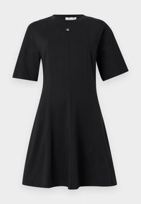 Μαύρο φόρεμα A-line με κοντά μανίκια, στρογγυλή λαιμόκοψη και μικρό ασημένιο λογότυπο «cK» στο στήθος, κατασκευασμένο από λείο ύφασμα.